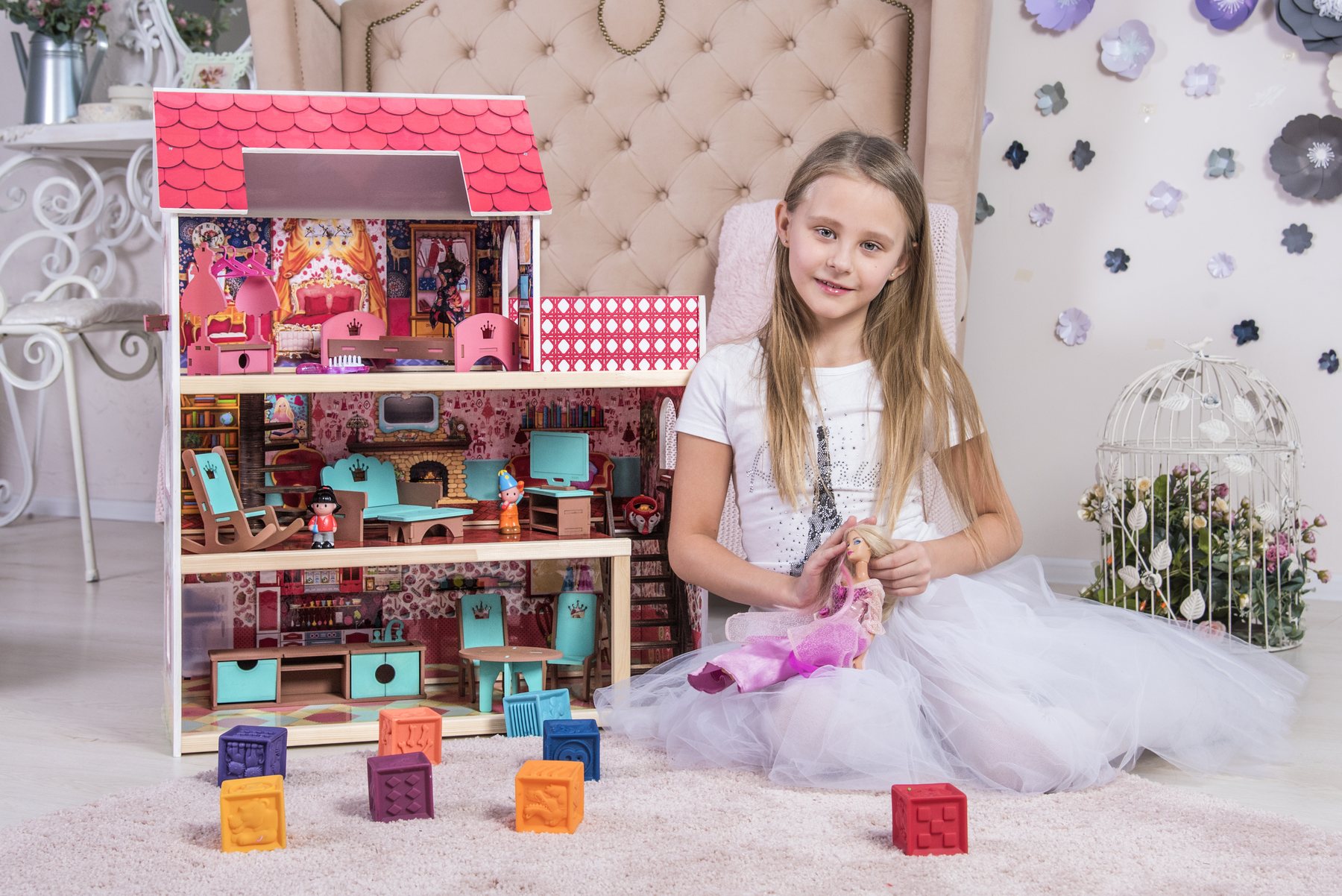 Девочка играет с большим кукольным домиком TOYGO